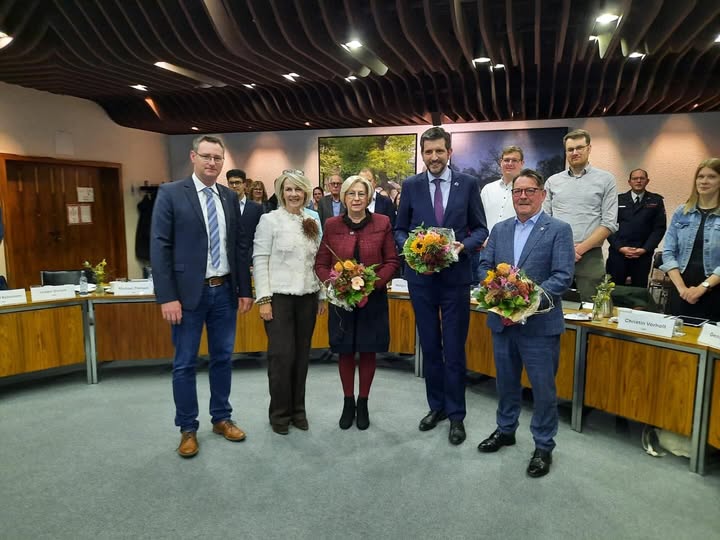 Brgermeister Patrick Vokamp bei seiner feierlichen Vereidigung  begleitet von Annette Brun und den neu gewhlten Stellvertreterinnen und Stellvertretern.