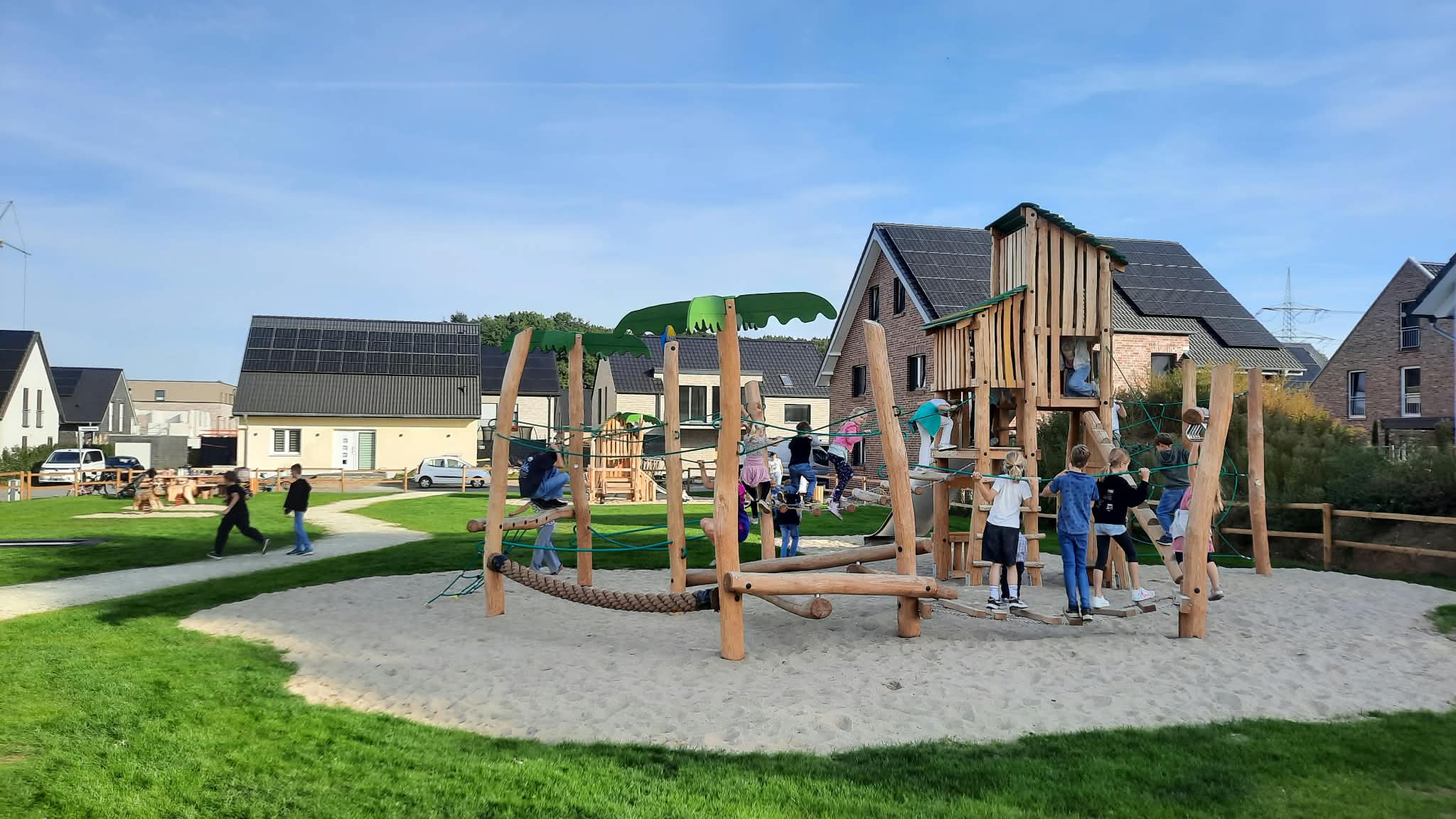 Der neue Spielplatz in der Blumensiedlung wurde von den Kindern direkt begeistert angenommen.